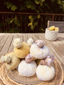 Pochons de plantes et de riz au lait